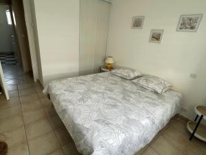 Maisons de vacances Maison 3 chambres au calme, 3* - Proche plage et commerces, WiFi, terrasse, jardin, TV box, garage - FR-1-323-525 : photos des chambres