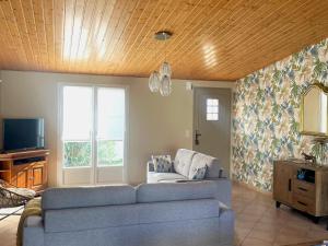 Maisons de vacances Maison 3 chambres au calme, 3* - Proche plage et commerces, WiFi, terrasse, jardin, TV box, garage - FR-1-323-525 : photos des chambres