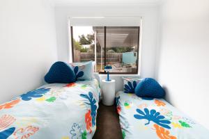 "Julies"-Big fenced yard, nearby beach, Pet friendly