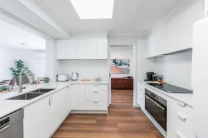 "Julies"-Big fenced yard, nearby beach, Pet friendly