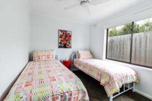 "Julies"-Big fenced yard, nearby beach, Pet friendly