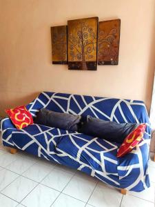 Budget Small room at Suria Kipark Damansara with foldable mattress for 2 pax, Kitchen and Laundry