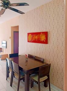 Budget Small room at Suria Kipark Damansara with foldable mattress for 2 pax, Kitchen and Laundry