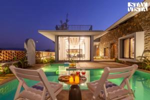 StayVistas Cobblestone Cottage - Villa with Pool View & Indoor-Outdoor Activities