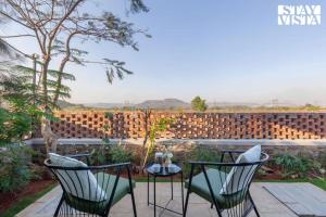 StayVistas Cobblestone Cottage - Villa with Pool View & Indoor-Outdoor Activities