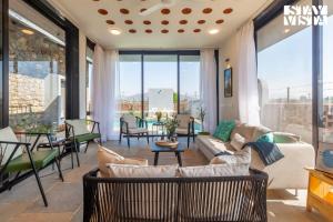 StayVistas Cobblestone Cottage - Villa with Pool View & Indoor-Outdoor Activities