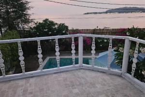 Villa Aurora: 4 BR, Front Beach