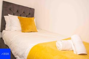 2ndHomeStays- Stoke-on-Trent-A Serene 3 Bed House with a Garden View-Suitable for Contractors-Relocation Families-Group of Friends-Sleeps 6 - 16 mins to J15 M6 and 36 mins to Alton Towers Resort