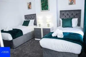 2ndHomeStays- Stoke-on-Trent-A Serene 3 Bed House with a Garden View-Suitable for Contractors-Relocation Families-Group of Friends-Sleeps 6 - 16 mins to J15 M6 and 36 mins to Alton Towers Resort - Longport