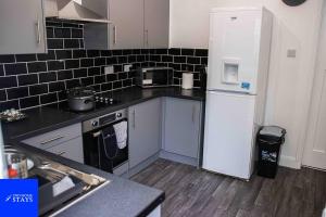 2ndHomeStays- Stoke-on-Trent-A Serene 3 Bed House with a Garden View-Suitable for Contractors-Relocation Families-Group of Friends-Sleeps 6 - 16 mins to J15 M6 and 36 mins to Alton Towers Resort