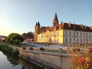 Maisons de vacances Big Townhouse In Paray Le Monial For 25 People : photos des chambres