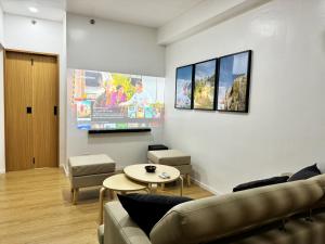 Stylish Staycation near BGC w Home Cinema