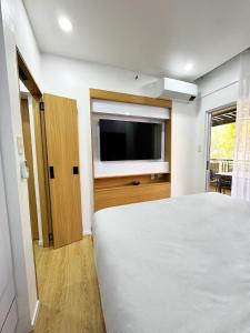Stylish Staycation near BGC w Home Cinema