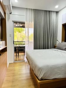 Stylish Staycation near BGC w Home Cinema