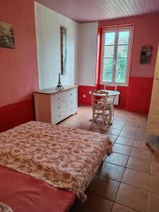 Maisons d'hotes ex domaine Chandelier : photos des chambres