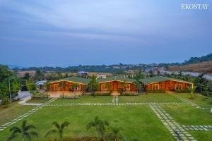 EKOSTAY Luxe - Woodstock Villa I 2 Acre Property I Cricket Turf I Party Friendly