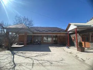 Дом Паризата Үсөнова - Isfara