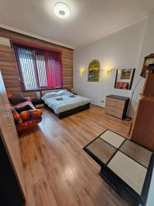 Central 1-BR Apartment