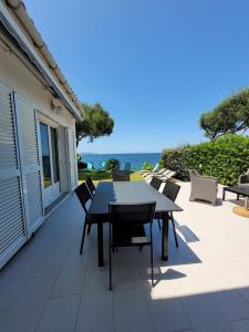 Maisons de vacances Maison pieds dans l eau St Florent : photos des chambres