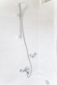 MR Living I moderne Apartments mit Einzelbetten, voll ausgestattete Küche, WLAN, Parkplatz, ideal für Monteure I DR01, DR02