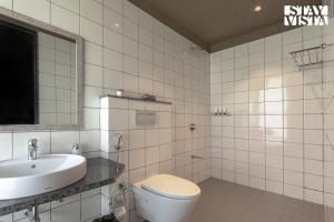 StayVistas Minty Mirage - Mountain & Lake-View Villa with Pool, Expansive Lawn & Terrace