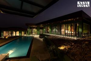 StayVistas Minty Mirage - Mountain & Lake-View Villa with Pool, Expansive Lawn & Terrace