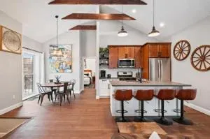 Adorable Reymer Carriage Repair Loft! - Crafton