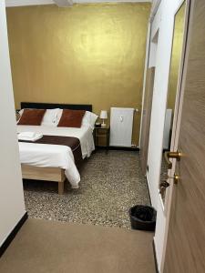 Genova Gold Rooms