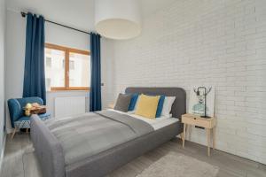 Bright Apartment with Balcony and FREE GARAGE Poznań by Renters