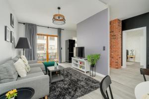 Bright Apartment with Balcony and FREE GARAGE Poznań by Renters