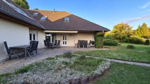 Haus 5 Elemente- Fewo Raum mit Terrasse, Bio-Kamin und 2 Schlafzimmer