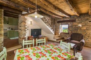 Rustic Villa Marija with panoramic view in Zrenj 