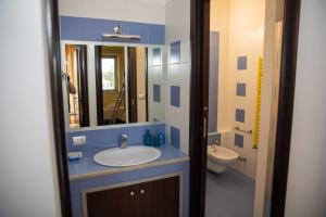 VILLA LIBECCIO appartment with shared swimming pool, at 200 meters from the beach, solarium and private parking