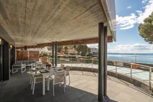 Apartamento con gran terraza delante del mar
