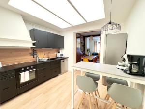 Maisons de vacances 4 Ch - 10 pers - Grande Maison - Parking - Jardin - BBQ : photos des chambres