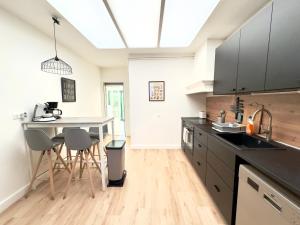 Maisons de vacances 4 Ch - 10 pers - Grande Maison - Parking - Jardin - BBQ : photos des chambres
