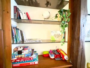 Maisons de vacances 4 Ch - 10 pers - Grande Maison - Parking - Jardin - BBQ : photos des chambres