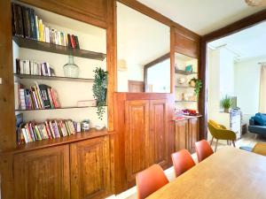 Maisons de vacances 4 Ch - 10 pers - Grande Maison - Parking - Jardin - BBQ : photos des chambres