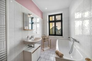 LeHaStays - Apartment Buckau 14 I Küche I WLAN I SmartTV I Innenhof