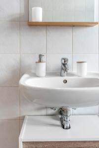 LeHaStays - Apartment Buckau 14 I Küche I WLAN I SmartTV I Innenhof