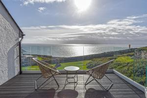 Goferydd, South Stack, Anglesey, 4 bed luxury home, hot tub, dog friendly
