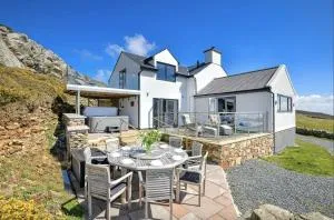 Goferydd, South Stack, Anglesey, 4 bed luxury home, hot tub, dog friendly - South Stack