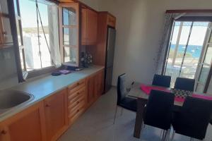 Παραθαλάσσιο εξοχικό σπίτι με θέα τον κόλπο Βάρης