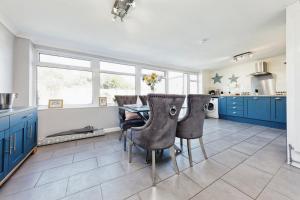 Spacious 3 Bedroom Modern House with Garden