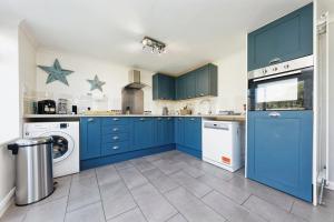 Spacious 3 Bedroom Modern House with Garden