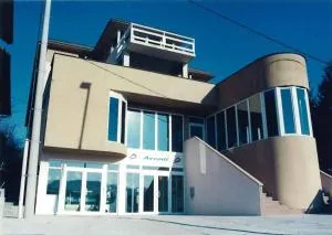 Hotel Avanti - 泽尼察