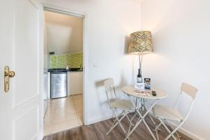 GuestReady - Red Stripes