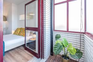 GuestReady - Red Stripes