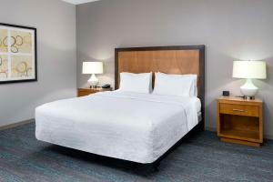 King Room - Non-Smoking room in Hampton Inn and Suites Clayton/St. Louis-Galleria Area
