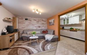 Stunning Home In Vinica Breg With Sauna 